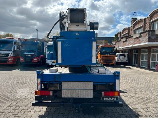 Truck-mounted crane van MAN 8.180 Dachdeckerkran Klaas Arbeitskorb 34m