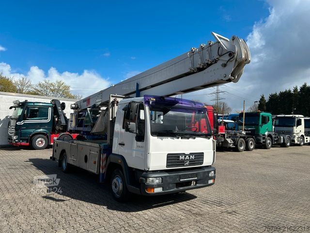 Truck-mounted crane van MAN 8.180 Dachdeckerkran Klaas Arbeitskorb 34m