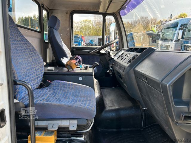 Truck-mounted crane van MAN 8.180 Dachdeckerkran Klaas Arbeitskorb 34m