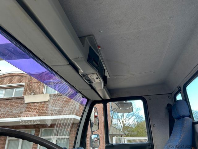 Truck-mounted crane van MAN 8.180 Dachdeckerkran Klaas Arbeitskorb 34m