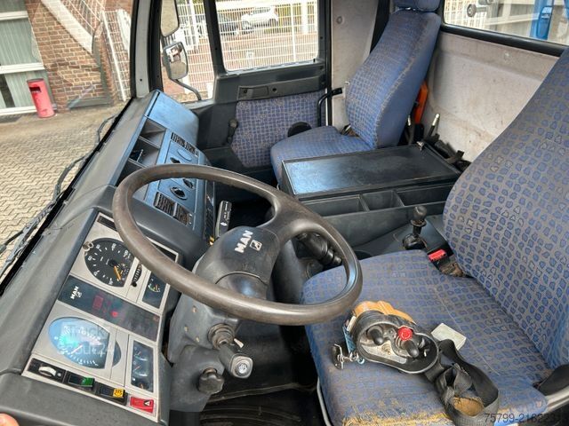 Truck-mounted crane van MAN 8.180 Dachdeckerkran Klaas Arbeitskorb 34m