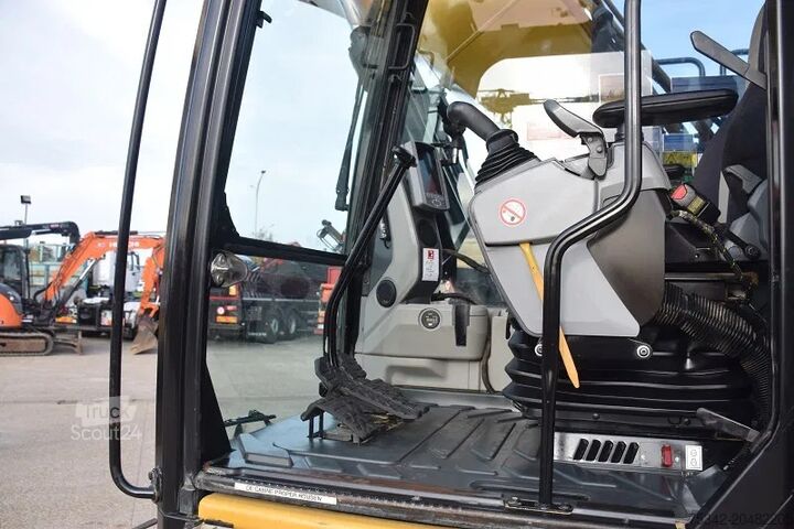 Escavadora de lagartas Caterpillar 323E-stock id2