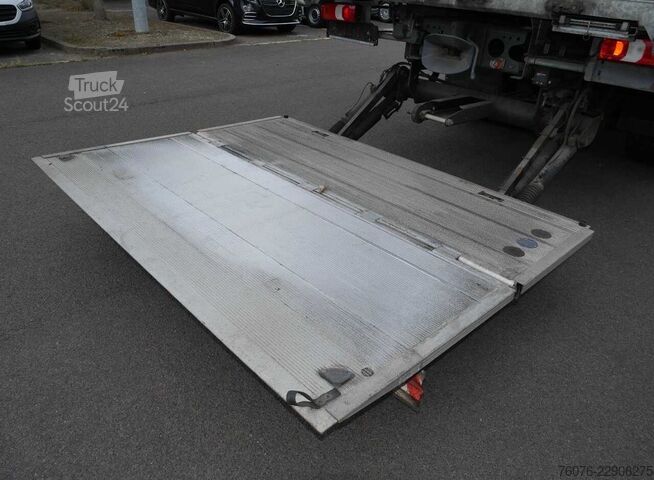 LKW mit Pritsche & Plane MERCEDES-BENZ 1832L Curtainsider LBW 2tEscha LBW Klima Heizung