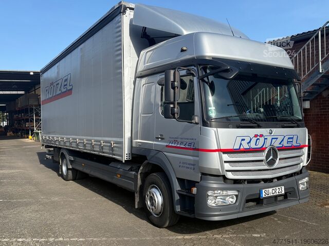 Camion cu platformă și prelată Mercedes-Benz Atego 1530