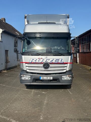 Camion cu platformă și prelată Mercedes-Benz Atego 1530