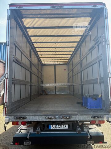 Camion cu platformă și prelată Mercedes-Benz Atego 1530