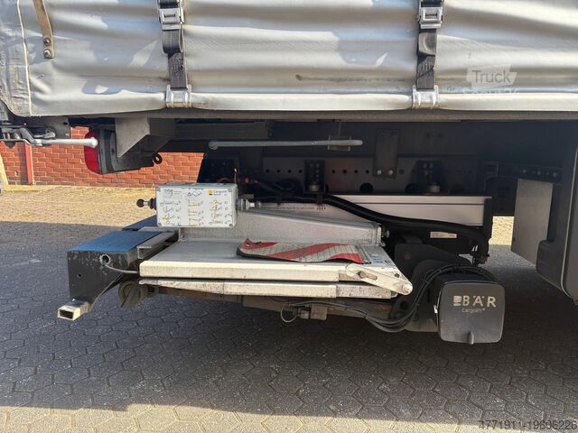 Camion cu platformă și prelată Mercedes-Benz Atego 1530