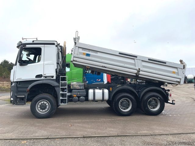 Three-sided tipper truck MERCEDES-BENZ 3351 Arocs/ABNEHMBARER Kran/Kipper/Bordmatik/6x6