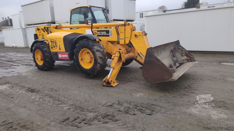 Manipulateur télescopique JCB 535-140 with forks and loading bucket
