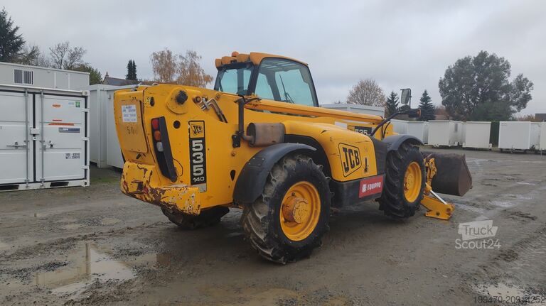 Manipulateur télescopique JCB 535-140 with forks and loading bucket