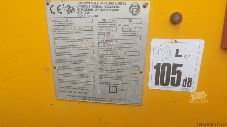Manipulateur télescopique JCB 535-140 with forks and loading bucket