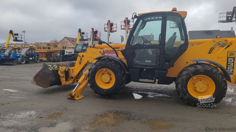 Manipulateur télescopique JCB 535-140 with forks and loading bucket