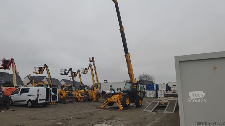 Manipulateur télescopique JCB 535-140 with forks and loading bucket