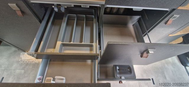 Polointegrovaný obytný vůz HYMER/ERIBA Venture S AUTOMATIK, AHK, SCHLAFDACH