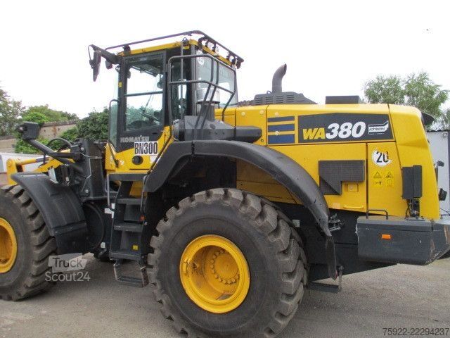 Chargeuse sur pneus KOMATSU WA380 1. Hd aus Kommunalbesitz