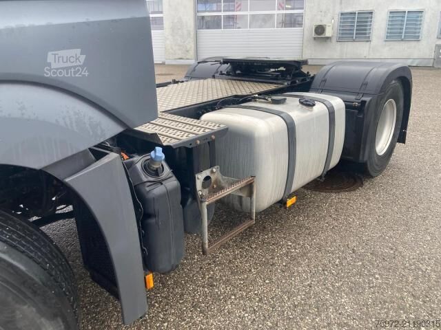 Vaarallisten aineiden kuorma-auto  Actros 1846LS ADR BENZIN