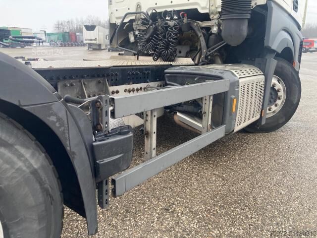 Vaarallisten aineiden kuorma-auto  Actros 1846LS ADR BENZIN