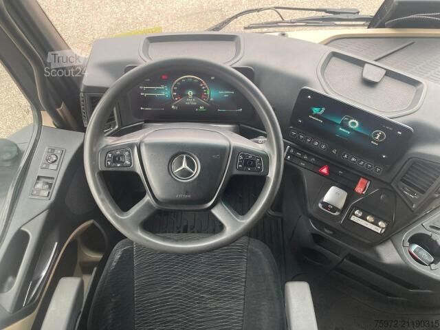 Vaarallisten aineiden kuorma-auto  Actros 1846LS ADR BENZIN