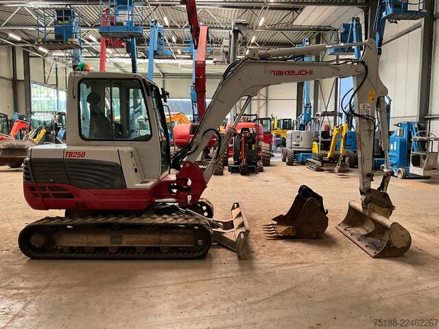 حفارة صغيرة Takeuchi TB 250