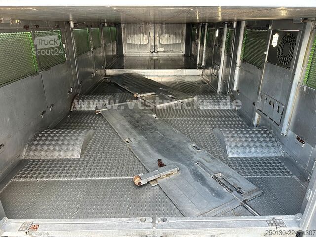 Remorcă pentru transport cai  Cuppers LVA 09-16 AL 3-Stock Viehanhänger,