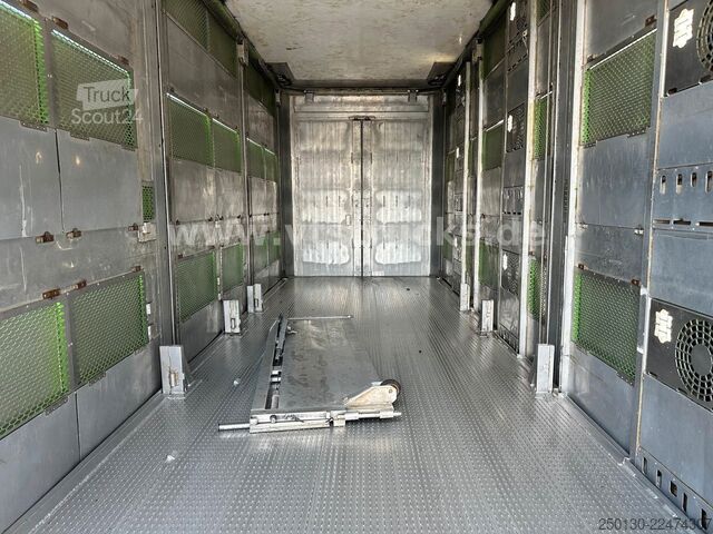 Remorcă pentru transport cai  Cuppers LVA 09-16 AL 3-Stock Viehanhänger,