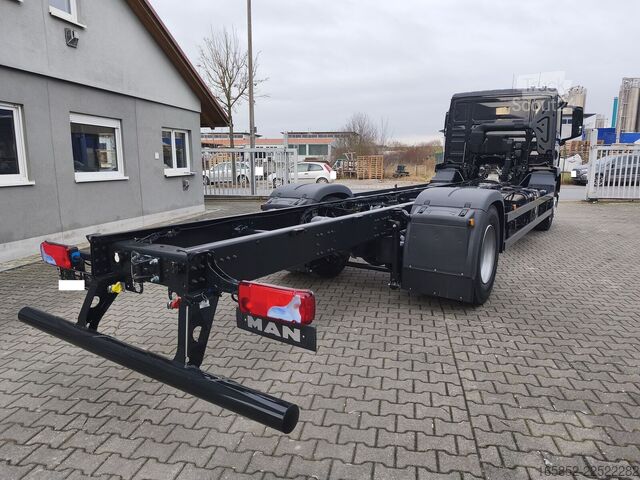 Шасі з кабіною MAN TGM 18.320 4x2 BL CH Fahrgestell Euro 6 Rechtsl...