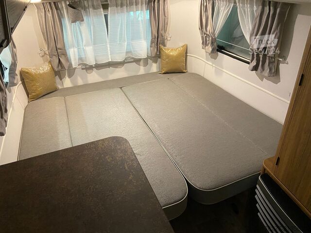 Путешествующий автоприцеп (туристический караван) Eriba Touring 420 Legend