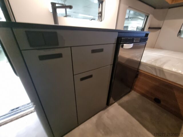 Путешествующий автоприцеп (туристический караван) Eriba Feeling 425