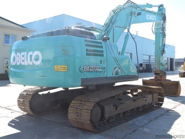 Excavatrice à chaînes KOBELCO SK210