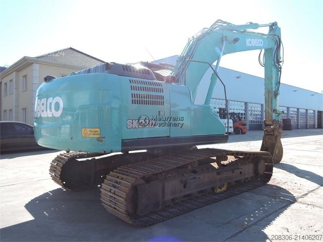 Excavatrice à chaînes KOBELCO SK210