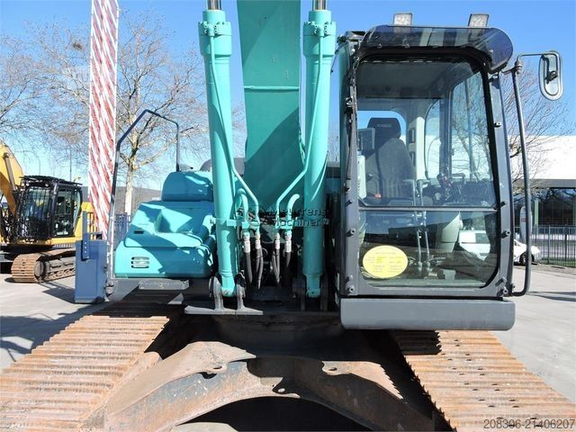Excavatrice à chaînes KOBELCO SK210