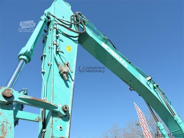 Excavatrice à chaînes KOBELCO SK210