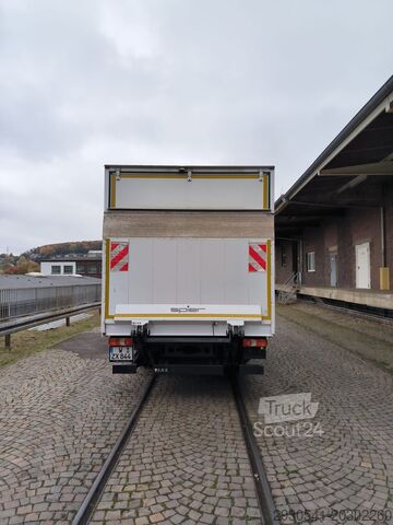 Nákladní automobil se skříňovou nástavbou Mercedes-Benz Atego 818