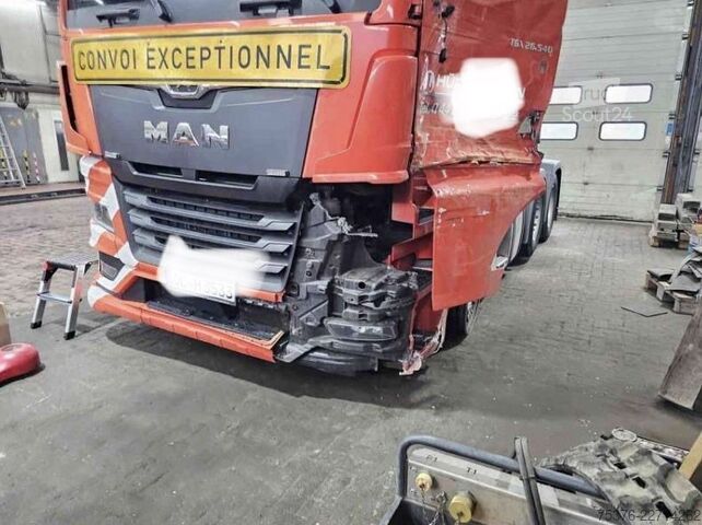 Standard trekkvogn MAN TGX 33.540 6x2 beschädigt /damaged