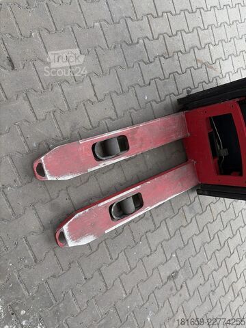 Elektrikli çekme kollu istifleyici HYSTER S1.2