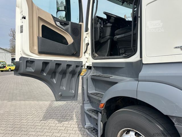 Automobilis ar plakanu platformu MERCEDES-BENZ Actros 2543 / Kran Palfinger PK 33002 + Jib