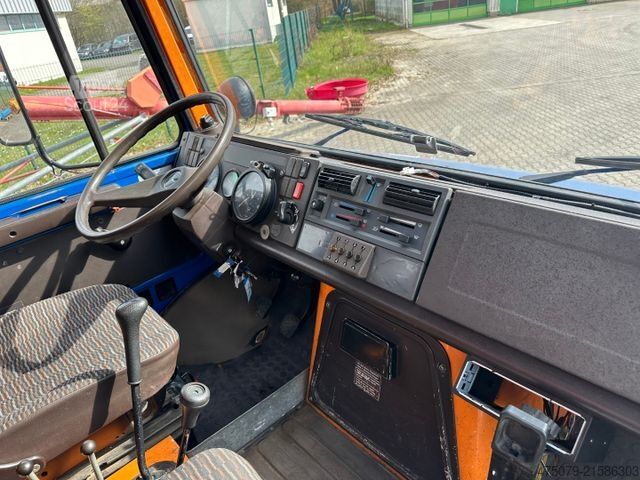 Automobilis ar plakanu platformu UNIMOG U 427 4x4 / Kran Atlas 130 / Winde