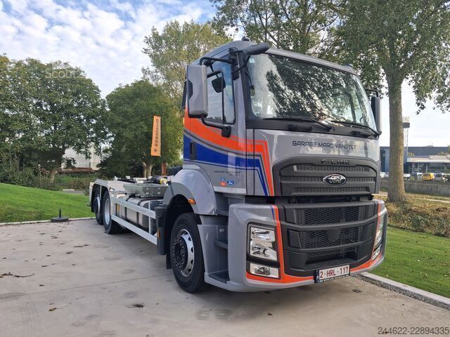 Vozidlo s hákom na kontajnery Ford F-Line 6x2