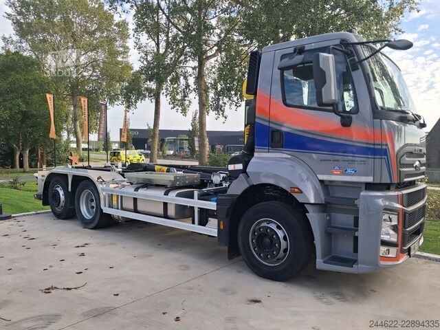 Vozidlo s hákom na kontajnery Ford F-Line 6x2