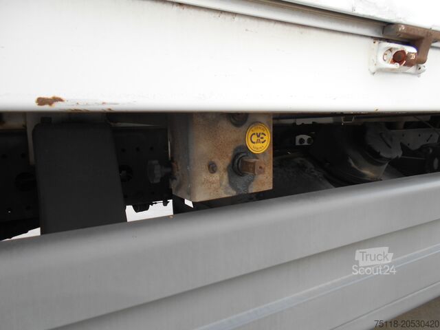 Camion cu platformă și prelată Mercedes-Benz Atego 1218