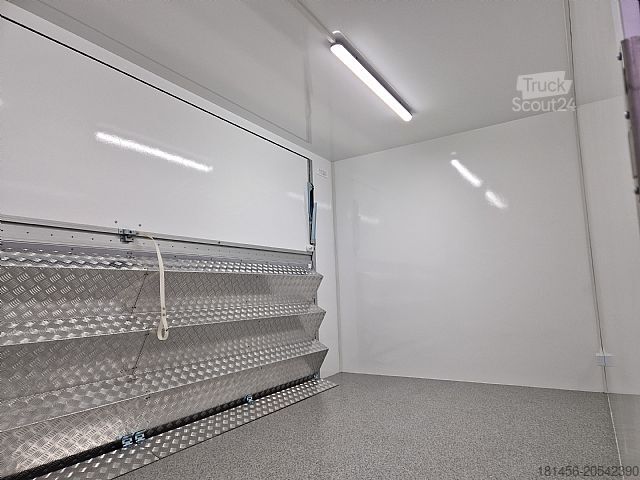 Remolque venta ambulante trailershop Messestand Infostand mobile Bühne 470x220 Licht