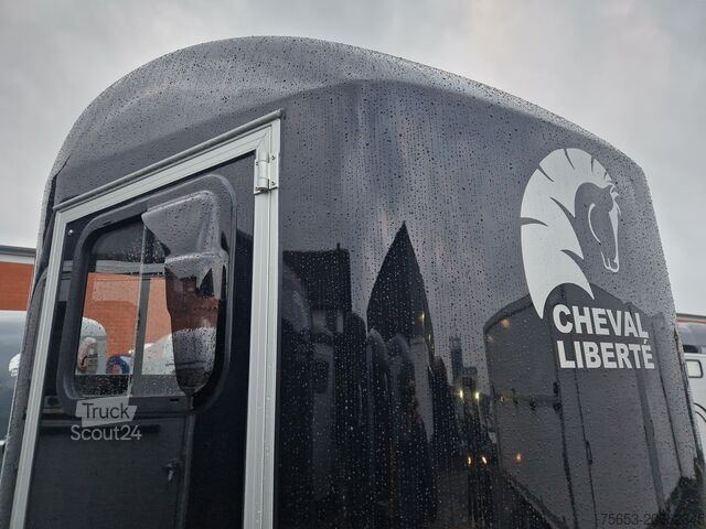 Atrelado para cavalos Cheval Liberté Alu Pferdeanhänger Origin Sattelkammer