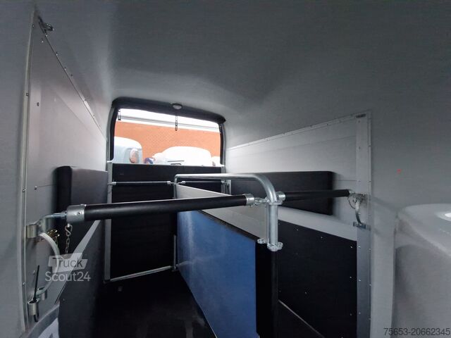 Atrelado para cavalos Cheval Liberté Alu Pferdeanhänger Origin Sattelkammer