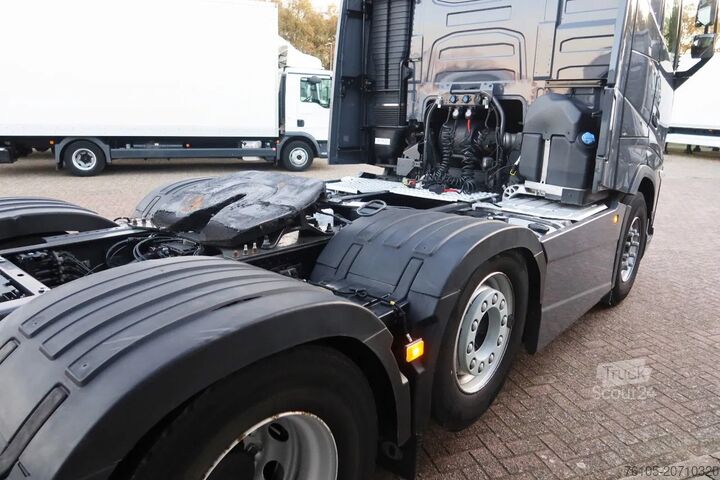 Standard tractor Volvo FH FH 500 Globetrotter Full Air suspension.