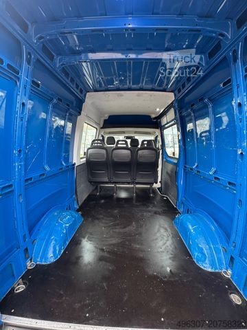 Slēgtais furgons IVECO Daily Kasten 35S18 /6 Sitze/ 3.0L / 3,5T Anh.