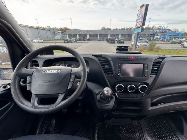 Slēgtais furgons IVECO Daily Kasten 35S18 /6 Sitze/ 3.0L / 3,5T Anh.