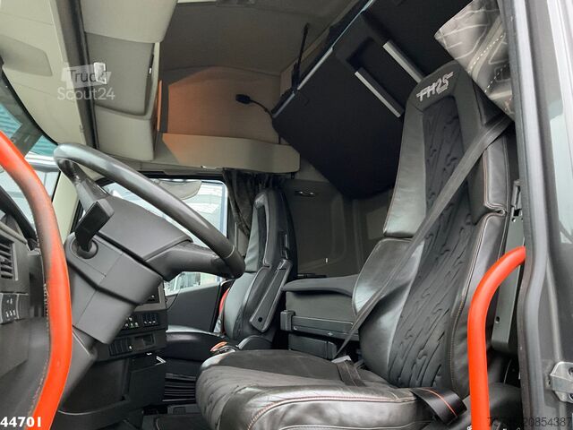 Crane truck Volvo FH 540 8x4 Euro 6 Hiab 37 Tonmeter laadkraan