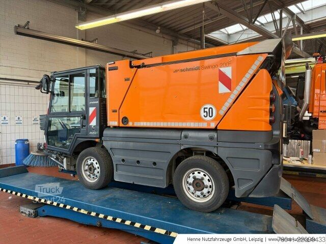 Селскостопанска машина Aebi Kompaktkehrmaschine Swingo 200