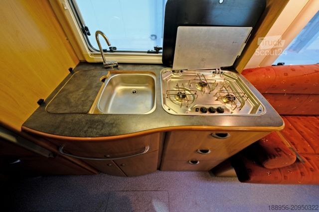 Autorulotă integrată HYMER/ERIBA B 694 G/Festbett+Hubbett/Klima/Solar/Bar-Version