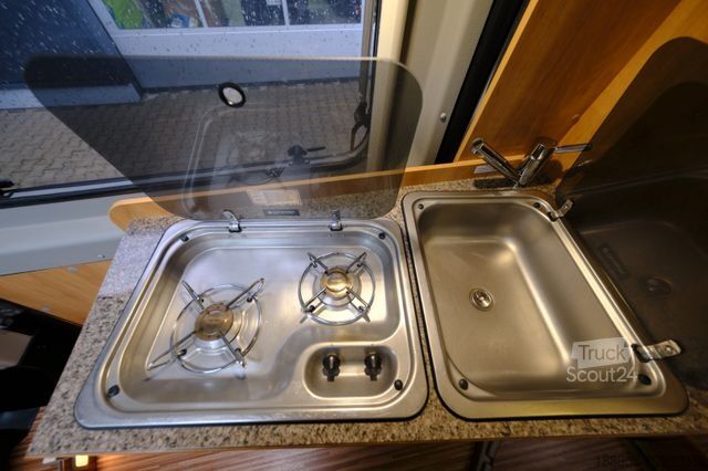 Camper PÖSSL Roadcruiser-Automatik-Einzelbetten-Anhänerkupplu